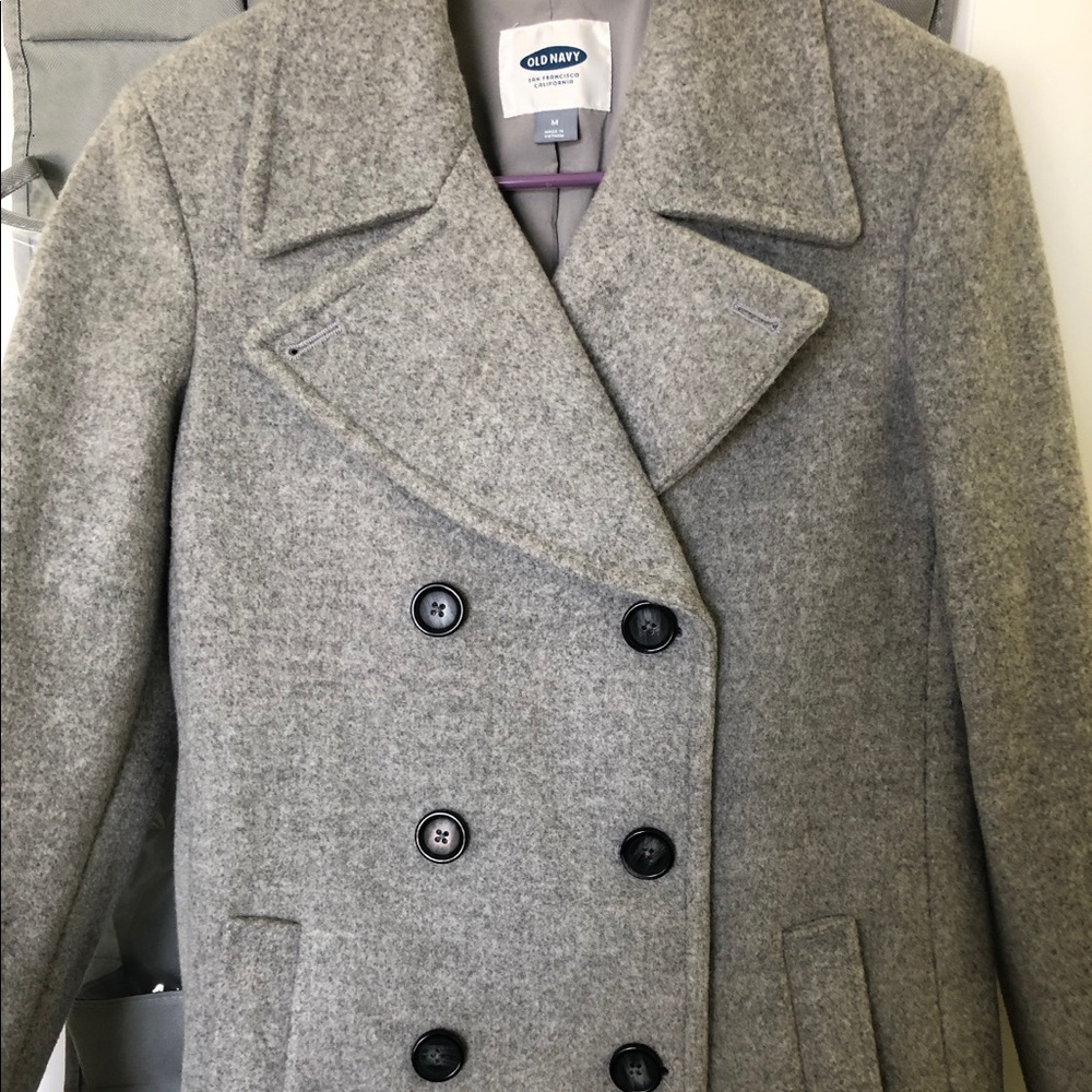 Old navy long nice coat! Great condition.